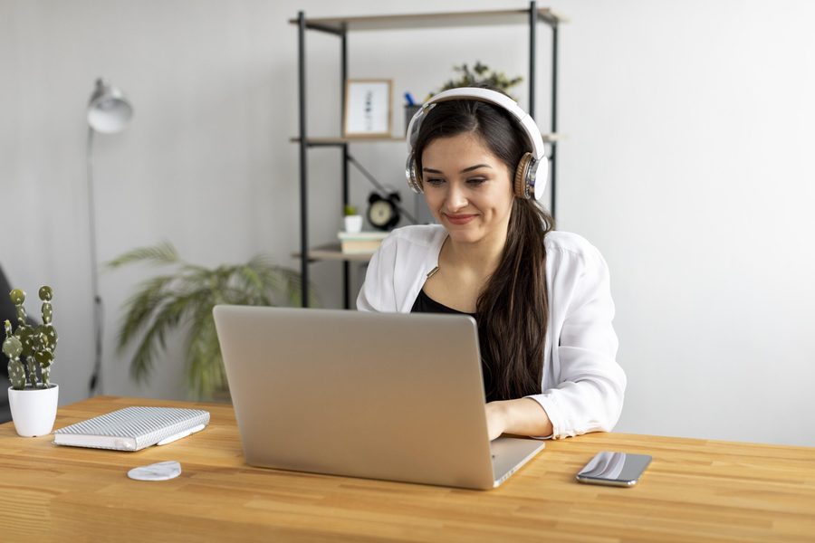 Estudiante de Planeta Virtual 502 en una clase online